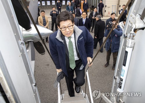 조명래 장관, 미세먼지 입체관측 현장 방문 점검(서울=연합뉴스) 조명래 환경부 장관이 2일 오후 충남 태안 한서대학교 비행장을 방문, 미세먼지 관측을 위해 개조된 중형항공기에 탑승하고 있다. 2020.1.2 
    [환경부 제공. 재판매 및 DB 금지] photo@yna.co.kr