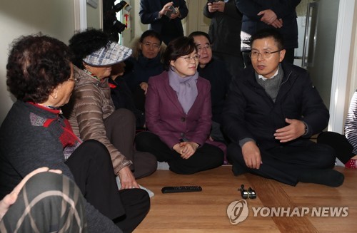 포항 지진피해 이재민과 대화하는 황교안(포항=연합뉴스) 김현태 기자 = 자유한국당 황교안 대표가 2일 오후 경북 포항시 북구 흥해읍에 마련된 포항 지진피해 이재민 주거단지를 방문해 이재민과 대화를 하고 있다. 2020.1.2 mtkht@yna.co.kr