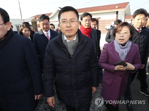 지진피해 이재민 주거단지 살펴보는 황교안(포항=연합뉴스) 김현태 기자 = 자유한국당 황교안 대표가 2일 오후 경북 포항시 북구 흥해읍에 마련된 포항 지진피해 이재민 주거단지를 방문해 살펴보고 있다. 2020.1.2 mtkht@yna.co.kr