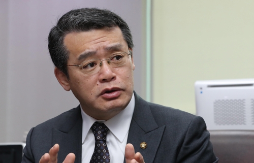 인터뷰하는 바른미래당 임재훈 사무총장(서울=연합뉴스) 바른미래당 임재훈 사무총장은 총선 100일을 앞둔 3일 "이번 총선의 목표 의석은 지난 총선에서 국민의당이 차지한 38석에서 40석 안팎"이라고 밝혔다. 사진은 지난 31일 국회 의원회관 사무실에서 인터뷰하는 임 총장의 모습.  photo@yna.co.kr