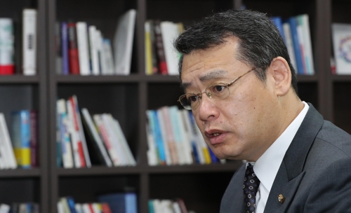 인터뷰하는 바른미래당 임재훈 사무총장(서울=연합뉴스) 바른미래당 임재훈 사무총장은 총선 100일을 앞둔 3일 "이번 총선의 목표 의석은 지난 총선에서 국민의당이 차지한 38석에서 40석 안팎"이라고 밝혔다. 사진은 지난 31일 국회 의원회관 사무실에서 인터뷰하는 임 총장의 모습.  photo@yna.co.kr