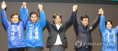 민주당 전북도당 신년 인사회   (전주=연합뉴스) 김동철 기자 = 3일 전북 전주시 그랜드힐스턴호텔에서 열린 더불어민주당 전북도당 신년 인사회에서 총선 예비후보들이 승리를 다짐하고 있다. 2020.1.3