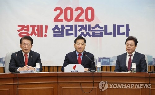 발언하는 심재철(서울=연합뉴스) 김인철 기자 = 자유한국당 심재철 원내대표가 3일 오전 국회에서 열린 원내대책회의에서 발언하고 있다. 2020.1.3 yatoya@yna.co.kr