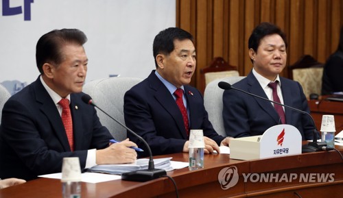 원내대책회의서 발언하는 심재철(서울=연합뉴스) 김인철 기자 = 자유한국당 심재철 원내대표가 3일 오전 국회에서 열린 원내대책회의에서 발언하고 있다. yatoya@yna.co.kr