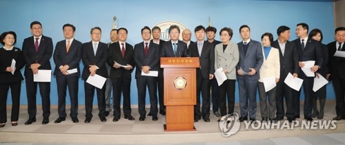바른미래당 탈당 기자회견 하는 유승민계 의원들(서울=연합뉴스) 하사헌 기자 = 유승민 의원을 비롯한 유승민계 바른미래당 의원들과 지역위원장들이 3일 오전 국회 정론관에서 기자회견을 열고 탈당을 선언하고 있다. 
    이들은 오는 5일 새로운보수당 중앙당을 창당할 예정이며 바른미래당은 1년 11개월만에 공식 분당된다. toadboy@yna.co.kr