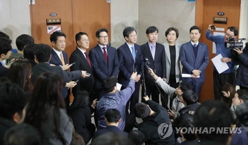 취재진에 답하는 유승민(서울=연합뉴스) 하사헌 기자 = 유승민 의원을 비롯한 유승민계 바른미래당 의원들이 3일 오전 국회 정론관에서 탈당 기자회견을 한 후 취재진의 질문에 답하고 있다. 이들은 오는 5일 새로운보수당 중앙당을 창당할 예정이며 바른미래당은 1년 11개월만에 공식 분당된다. toadboy@yna.co.kr