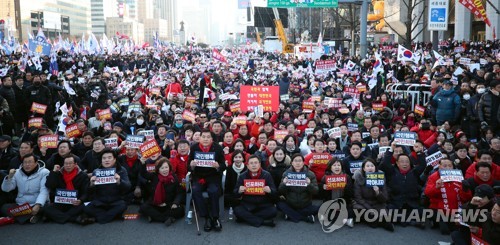 한국당, '희망 대한민국 만들기 국민대회'(서울=연합뉴스) 김인철 기자 = 자유한국당 황교안 대표와 심재철 원내대표 등이 3일 오후 서울 종로구 세종문화회관 앞에서 열린 '희망 대한민국 만들기 국민대회'에서 구호를 외치고 있다. 2020.1.3 yatoya@yna.co.kr