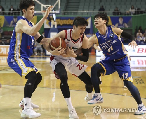 치열한 볼 싸움(서울=연합뉴스) 윤동진 기자 = 3일 오후 서울 송파구 잠실실내체육관에서 열린 프로농구 '2019-2020 현대모비스 KBL' 서울삼성과 고양오리온 경기에서 고양 최진수가 볼을 잡고 있다. 2020.1.3 mon@yna.co.kr