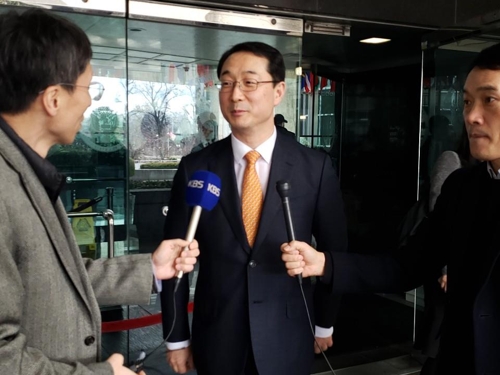 인터뷰하는 김건 외교부 차관보(워싱턴=연합뉴스) 임주영 특파원 = 미국을 방문한 김건 외교부 차관보가 3일(현지시간) 워싱턴DC 국무부 앞에서 특파원들과 인터뷰하고 있다. 2020.1.3 zoo@yna.co.kr