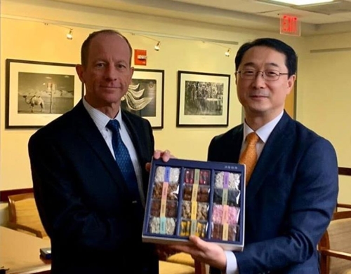 전통 한과를 든 한미 외교차관보 [외교부 북미국 인스타그램]