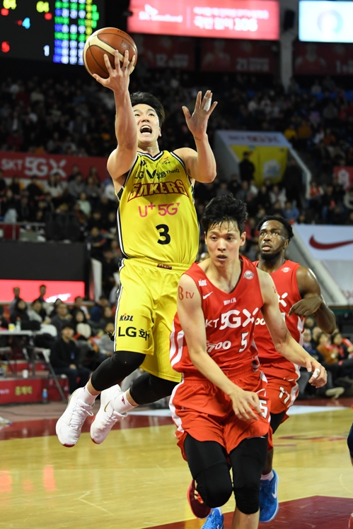 LG 유병훈의 골밑 돌파 모습. [KBL 제공]