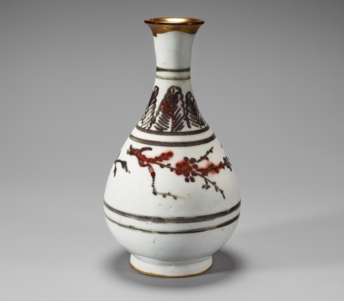 백자 동화매국문 병[국립중앙박물관 제공]