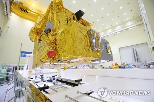 컨테이너에 실리는 천리안 2B호(서울=연합뉴스) = 과학기술정보통신부와 환경부, 해양수산부는 다음 달 발사를 위해 천리안위성 2B호를 무진동 항온항습 컨테이너에 실어 대전 한국항공우주연구원에서 기아나 우주센터로 운송한다고 5일 밝혔다. 사진은 컨테이너에 실리는 위성의 모습. 2020.1.5 [한국항공우주연구원 제공]