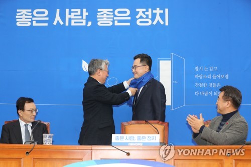 목도리 둘러주는 조응천(서울=연합뉴스) 안정원 기자 = 더불어민주당 조응천 의원이 5일 서울 여의도 국회 당대표회의실에서 '영입인재 4호'인 소병철 전 대구고등검찰청 고검장에게 목도리를 둘러주고 있다. 2020.1.5 jeong@yna.co.kr