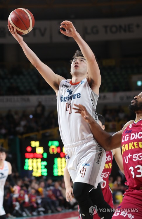 레이업슛하는 김낙현(창원=연합뉴스) 우정식 기자 = 5일 경남 창원시 창원체육관에서 열린 프로농구 창원 LG - 인천 전자랜드 경기에서 전자랜드 김낙현이 LG 해리스를 제치고 레이업슛을 쏘고 있다. 2020.1.5 uhcho@yna.co.kr