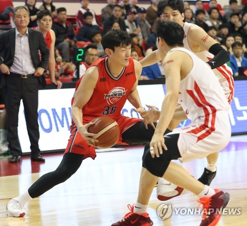 수비진 돌파하는 김국찬(울산=연합뉴스) 김용태 기자 = 5일 울산 동천체육관에서 열린 프로농구 울산 현대모비스와 서울 SK의 경기에서 현대모비스 김국찬이 SK 김선형, 안영준 사이로 돌파하고 있다. 2020.1.5 yongtae@yna.co.kr