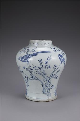 백자 청화매조죽문 항아리[문화재청 제공]