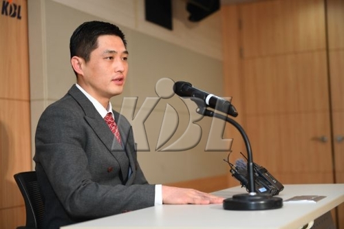 기자회견 나선 황인태 심판[KBL 제공]