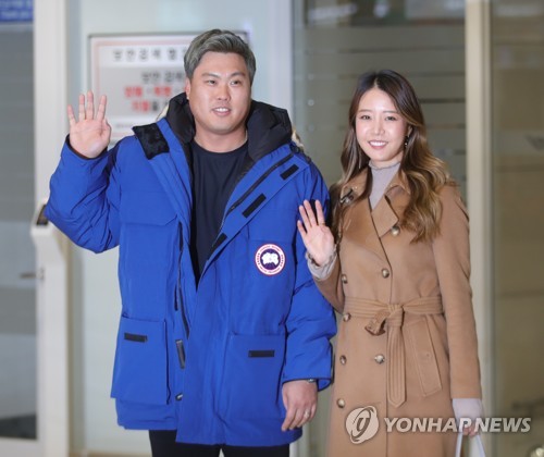 류현진-배지현 부부, '토론토에서 왔습니다'미국 프로야구 토론토 블루제이스로 이적한 류현진과 부인 배지현 씨가 2019년 12월 30일 오후 인천국제공항 2터미널을 통해 입국하고 있다. 2019.12.30 ondol@yna.co.kr
