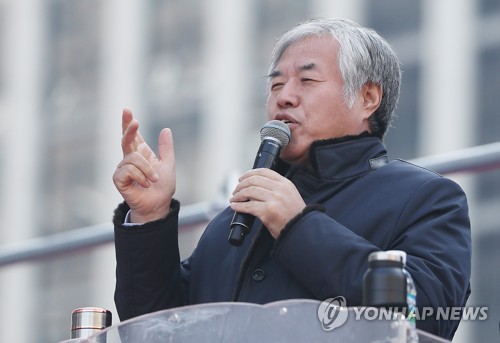 전광훈 목사(서울=연합뉴스) 신준희 기자 = 지난 5일 오전 서울 광화문광장 인근 도로에서 문재인하야범국민투쟁본부 주최로 열린 '문재인 정부 퇴진 국민대회'에서 전광훈 목사가 발언하고 있는 모습. 2020.1.5 hama@yna.co.kr