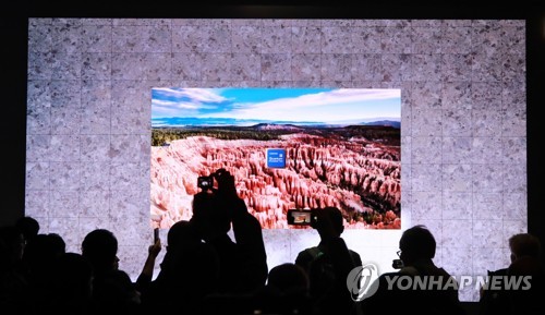 '이것이 삼성전자 더 월 292형'(라스베이거스=연합뉴스) 한종찬 기자 = 세계 최대 가전·정보기술(IT) 전시회인 'CES(Consumer Electronics Show) 2020' 개막을 이틀 앞둔 5일 오후(현지시간) 미국 네바다주 라스베이거스 시저스팰리스호텔에서 열린 삼성 TV 퍼스트 룩 2020(Samsung TV First Look 2020) 행사에서 취재진이 마이크로 LED 기술을 적용한 삼성전자 더 월 292형 제품을 살피고 있다. 2019.1.6