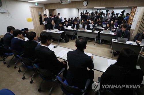 강제동원 문제에 대한 한일 언론의 관심(서울=연합뉴스) 이정훈 기자 = 6일 오후 서울 서초구 민변 대회의실에서 열린 강제동원 문제 피해자 원고 측 해결구상 발표 기자회견에 참석한 한국과 일본 언론인들로 입추의 여지가 없다. 
     소송 대리인단과 지원단은 "협의체는 강제동원 문제 전체의 해결 구상을 일정 기간 내에 제안하며, 한일 양국 정부는 협의체 활동을 지원하고 협의안을 존중해야 한다"고 구상을 설명했다. uwg806@yna.co.kr