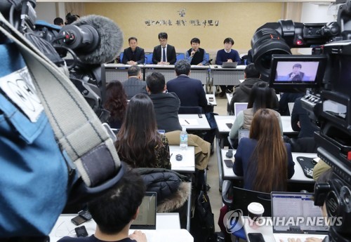 강제동원 문제에 대한 한일 언론의 관심(서울=연합뉴스) 이정훈 기자 = 6일 오후 서울 서초구 민변 대회의실에서 열린 강제동원 문제 피해자 원고 측 해결구상 발표 기자회견에 참석한 한국과 일본 언론인들로 입추의 여지가 없다. 
     소송 대리인단과 지원단은 "협의체는 강제동원 문제 전체의 해결 구상을 일정 기간 내에 제안하며, 한일 양국 정부는 협의체 활동을 지원하고 협의안을 존중해야 한다"고 구상을 설명했다. uwg806@yna.co.kr