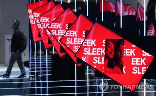 눈길이 가는 '더 세로'(라스베이거스=연합뉴스) 한종찬 기자 = 국제가전전시회 'CES 2020' 개막을 하루 앞둔 6일 오후(현지시간) 미국 네바다주 라스베이거스 컨벤션센터에서 열린 삼성전자 사전 부스 투어에서 모바일 콘텐츠에 특화된 '더 세로'가 전시되어 있다. 2020.1.7