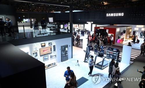 '이곳이 CES 삼성 부스'(라스베이거스=연합뉴스) 한종찬 기자 = 국제가전전시회 'CES 2020' 개막을 하루 앞둔 6일 오후(현지시간) 미국 네바다주 라스베이거스 컨벤션센터에서 열린 삼성전자 사전 부스 투어에서 거대한 규모의 삼성 전시장이 모습을 드러내고 있다. 2020.1.7