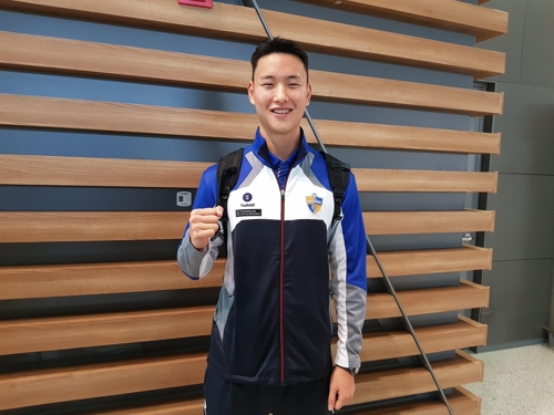 정승현.(영종도=연합뉴스) 배진남 기자= 2년 반 만에 울산 현대에 복귀한 수비수 정승현이 7일 태국 전지훈련을 떠나기 전 인천국제공항 출국장에서 새 시즌 각오를 밝힌 뒤 포즈를 위하고 있다. 2020.1.7
hosu1@yna.co.kr