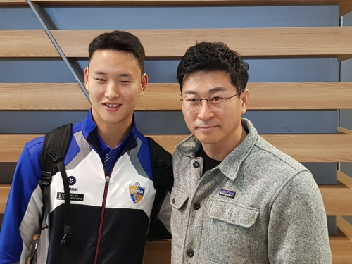 김도훈 울산 현대 감독과 정승현(영종도=연합뉴스) 배진남 기자 = 프로축구 울산 현대의 김도훈 감독(오른쪽)이 새로 영입한 수비수 정승현과 함께 인천국제공항을 통해 태국 전지훈련을 떠나기 전 포즈를 취하고 있다. 2020.1.7
hosu1@yna.co.kr