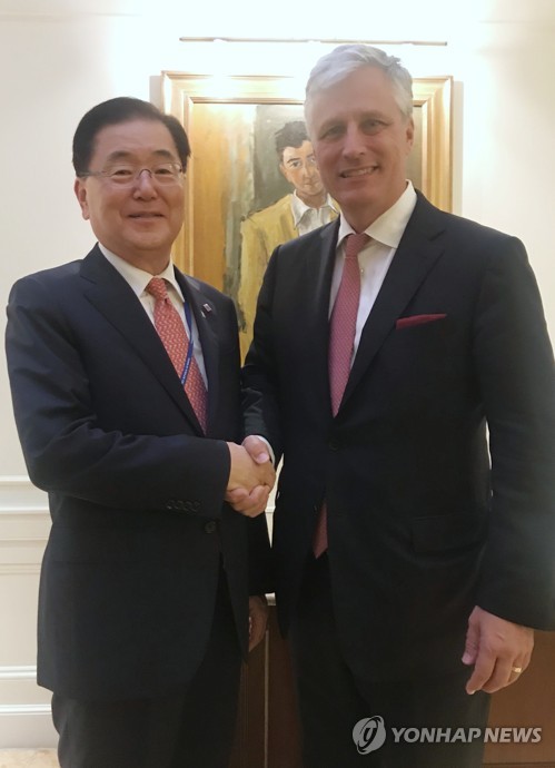 정의용, 백악관 신임 안보보좌관 면담정의용 청와대 국가안보실장이 지난해 9월 24일 오후(현지시간) 미측 숙소인 뉴욕 롯데팰리스 호텔에서 로버트 오브라이언 백악관 신임 안보보좌관을 만나고 있다. [연합뉴스 자료사진]