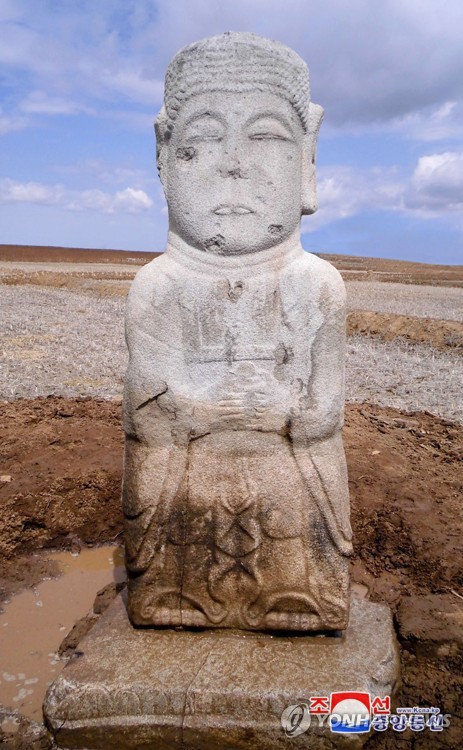 북한, 남포서 고려 초기 석불상 발굴(평양 조선중앙통신=연합뉴스) 최근 김일성종합대학 역사학부와 사회과학원 고고학연구소 등의 연구집단이 남포시 온천군 송현리에서 고려 초기의 석불상을 새로 조사 발굴했다고 조선중앙통신이 2019년 11월 8일 보도했다. 
    [국내에서만 사용가능. 재배포 금지. For Use Only in the Republic of Korea. No Redistribution] photo@yna.co.kr