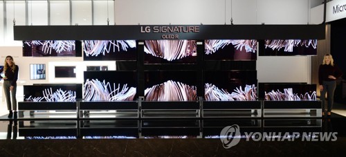 LG전자, CES 2020서 TV 신제품 대거 공개(서울=연합뉴스) LG전자가 오는 7일(현지시간)부터 미국 라스베이거스에서 열리는 CES 2020에서 올레드 기술 리더십을 기반으로 TV 신제품을 대거 선보인다고 6일 밝혔다. LG전자 모델들이 세계 최초 롤러블 올레드 TV인 'LG 시그니처 올레드 R'을 소개하고 있다. 2020.1.6 [LG전자 제공. 재판매 및 DB 금지]