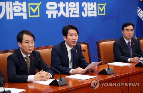 발언하는 이인영 원내대표(서울=연합뉴스) 김인철 기자 = 더불어민주당 이인영 원내대표가 7일 오전 국회에서 열린 원내 대책 회의에서 발언하고 있다. yatoya@yna.co.kr