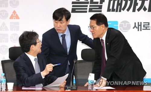 대화하는 하태경-유승민-정운천(서울=연합뉴스) 하사헌 기자 = 새로운보수당 하태경 책임대표(가운데)와 유승민 보수재건위원장, 정운천 정책위의장이 7일 오전 서울 여의도 국회 의원회관에서 열린 당 대표단 회의에 참석해 대화를 나누고 있다. 2020.1.7 toadboy@yna.co.kr