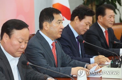 발언하는 심재철(서울=연합뉴스) 진성철 기자 = 자유한국당 심재철 원내대표가 7일 국회에서 열린 원내 대책 회의에서 발언하고 있다. zjin@yna.co.kr