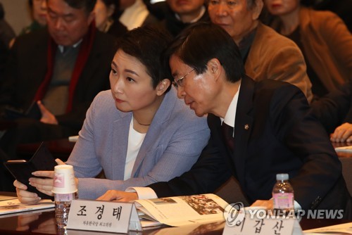 대화하는 조경태-이언주(서울=연합뉴스) 서명곤 기자 = 7일 오전 서울 중구 한국프레스센터에서 범시민사회단체연합이 연 2020 시민사회 신년회에서 자유한국당 조경태 의원과 미래를 향한 전진 4.0(전진당) 창당준비위원장인 이언주 의원이 대화하고 있다. 2020.1.7 seephoto@yna.co.kr