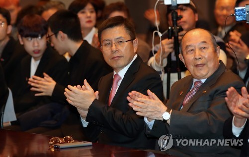 박수 치는 황교안 대표(서울=연합뉴스) 임헌정 기자 = 자유한국당 황교안 대표가 7일 오후 서울 중구 한국프레스센터에서 열린 '자유진영 2020 신년하례식 - 제1회 대한민국애국상 시상'에서 참석자들과 박수 치고 있다. 2020.1.7 kane@yna.co.kr