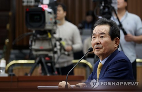 신동근 의원 질의에 답하는 정세균 후보자(서울=연합뉴스) 김인철 기자 = 정세균 국무총리 후보자가 7일 오후 국회에서 열린 국무총리 임명동의안 심사를 위한 인사청문회에서 더불어민주당 신동근 의원 질의에 답하고 있다. yatoya@yna.co.kr