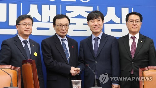 악수하는 이해찬과 하태경(서울=연합뉴스) 하사헌 기자 = 새로운보수당 하태경 책임대표가 7일 오후 서울 여의도 국회 당대표실로 더불어민주당 이해찬 대표를 예방, 악수하고 있다. 왼쪽부터 더불어민주당 김성환 당대표 비서실장, 이해찬 대표, 새로운보수당 하태경 책임대표, 정운천 공동대표. 2020.1.7 toadboy@yna.co.kr