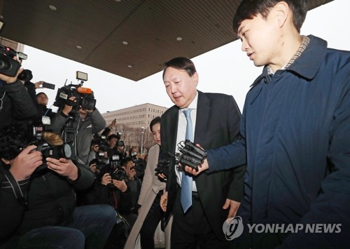 추미애 장관 예방하는 윤석열 검찰총장(과천=연합뉴스) 김도훈 기자 = 윤석열 검찰총장이 7일 추미애 법무부 장관을 예방하기 위해 정부과천청사 법무부 건물로 들어가고 있다.  superdoo82@yna.co.kr