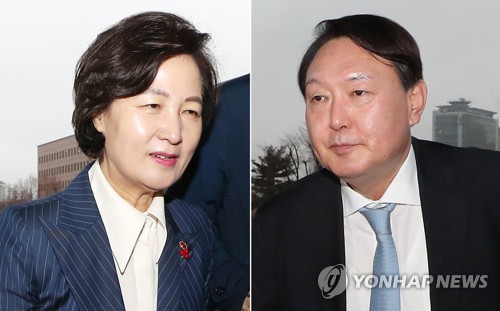 법무부에서 만난 추미애 장관과 윤석열 검찰총장(과천=연합뉴스) 김도훈 기자 = 추미애 법무부 장관이 7일 외부 일정을 마친 뒤 정부과천청사 법무부에 복귀하고 있다(왼쪽 사진). 이날 오후 윤석열 검찰총장이 추미애 법무부 장관을 예방하기 위해 법무부로 들어서고 있다. superdoo82@yna.co.kr