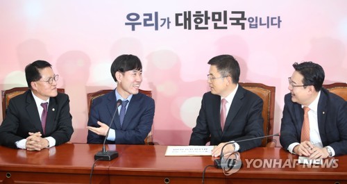 황교안 대표 예방하는 하태경 책임대표(서울=연합뉴스) 김인철 기자 = 새로운보수당 하태경 책임대표가 7일 오후 국회에서 자유한국당 황교안 대표를 예방하고 있다. 왼쪽부터 새로운보수당 정운천 공동대표, 하태경 책임대표, 자유한국당 황교안 대표, 김성원 대변인. 2020.1.7 yatoya@yna.co.kr