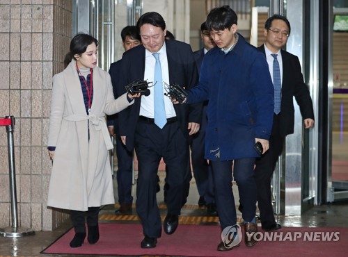 '취재진 질문에 묵묵부답', 법무부 떠나는 윤석열 검찰총장(과천=연합뉴스) 류영석 기자 = 윤석열 검찰총장이 7일 추미애 법무부 장관을 예방한 뒤 정부과천청사 법무부 건물을 나서고 있다. ondol@yna.co.kr