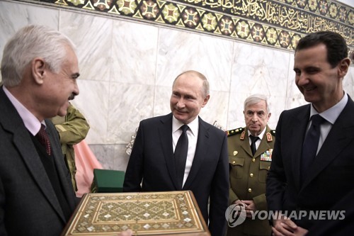 7일 다마스쿠스의 우마야드 사원 찾은 푸틴 러시아 대통령(가운데)과 아사드 시리아 대통령(오른쪽)   [AP=연합뉴스]