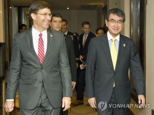 고노 다로 일본 방위상(오른쪽)과 마크 에스퍼 미국 국방부 장관 [교도=연합뉴스 자료사진]