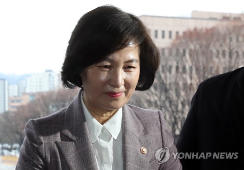 옅은 미소만(과천=연합뉴스) 서명곤 기자 = 추미애 법무부 장관이 8일 오전 경기도 정부과천청사로 출근하고 있다. seephoto@yna.co.kr