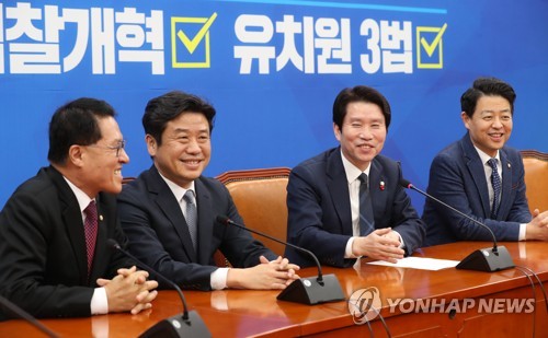 대화하는 이인영-유의동(서울=연합뉴스) 안정원 기자 = 더불어민주당 이인영 원내대표가 8일 오후 서울 여의도 국회 원내대표 회의실에서 인사차 방문한 새로운보수당 유의동 원내대표와 만나 대화하고 있다. 2020.1.8 jeong@yna.co.kr