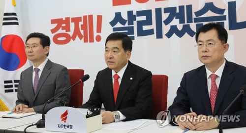 기자간담회하는 심재철(서울=연합뉴스) 하사헌 기자 = 자유한국당 심재철 원내대표가 8일 오후 서울 여의도 국회에서 기자간담회를 열고 정세균 국무총리 후보자 인사청문회 등 현안에 대한 당의 입장을 밝히고 있다. 2020.1.8 toadboy@yna.co.kr